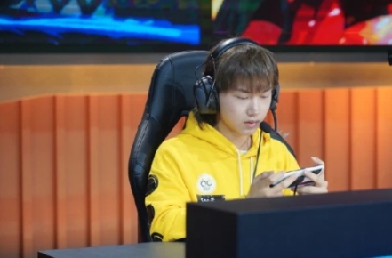 虎牙直播KPL常规赛第三轮大战火热开战，重庆QG能否延续连胜势头