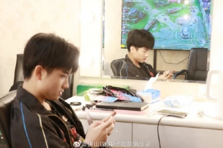 虎牙直播KPL常规赛第三轮大战火热开战，重庆QG能否延续连胜势头